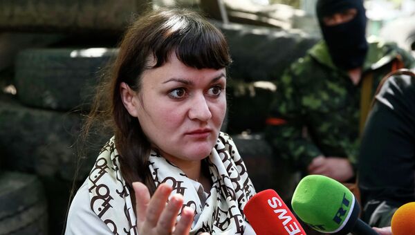 Ирма Крат беседует с журналистами в Славянске 21 апреля 2014