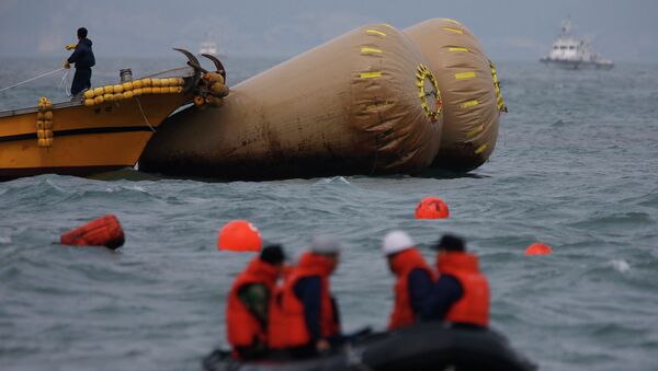 Спасательная операция на месте затопления пассажирского судна Севол в Южной Корее 21 апреля 2014