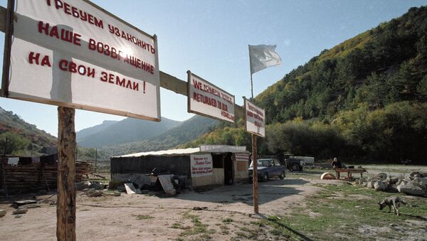 Лозунги крымских татар на захваченной ими территории. Архивное фото