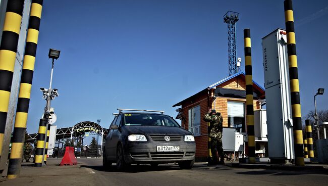 Работа пропускного пункта Гоптовка. Архивное фото