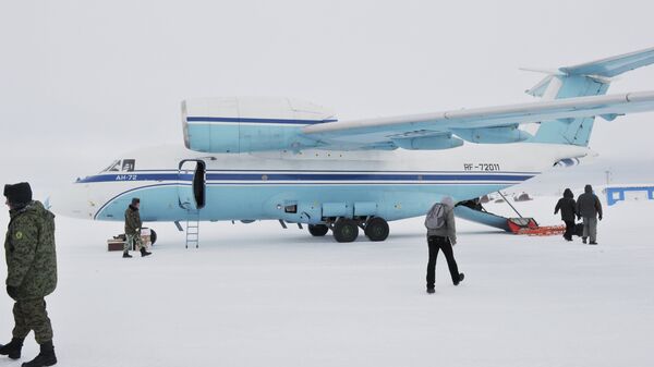 Самолет AN-72 на территории архипелага Земля Франца-Иосифа. Архивное фото