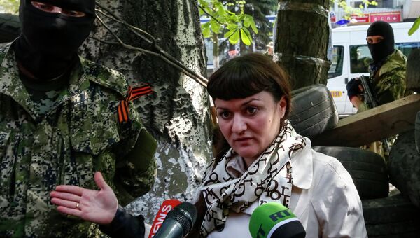 Ирма Крат беседует с журналистами в Славянске. 21 апреля 2014