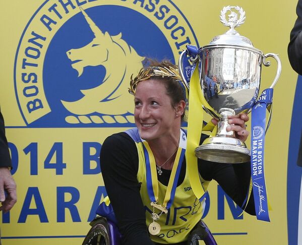 Победительница бостонского марафона среди инвалидов-колясочников уроженка России Татьяна Макфадден, выступающая за США