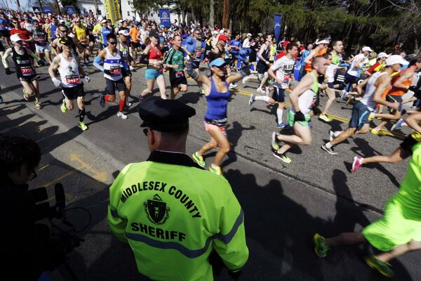 Шериф наблюдает за участниками бостонского марафона