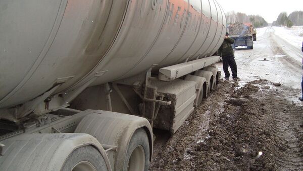 Цистерна с мазутом провалилась в яму на дороге в Томской области