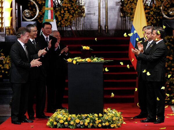 Президент Колумбии Хуан Мануэль Сантос и президент Мексики Энрике Ньето на прощании с прахом Габриэля Гарсиа Маркеса