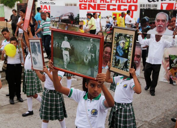 Жители держат портреты во время прощания с Габриэлем Гарсиа Маркесом
