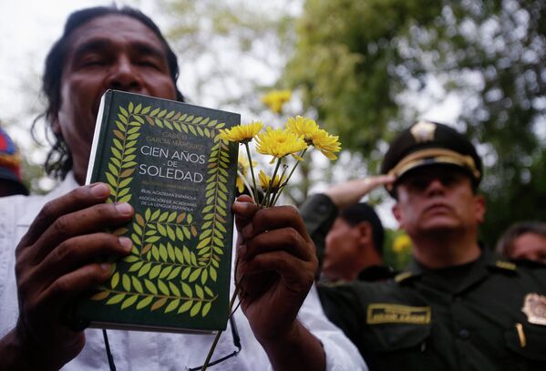 Житель города Аракатака держит в руках книгк Сто лет одиночества во время прощания с Габриэлем Гарсиа Маркесом