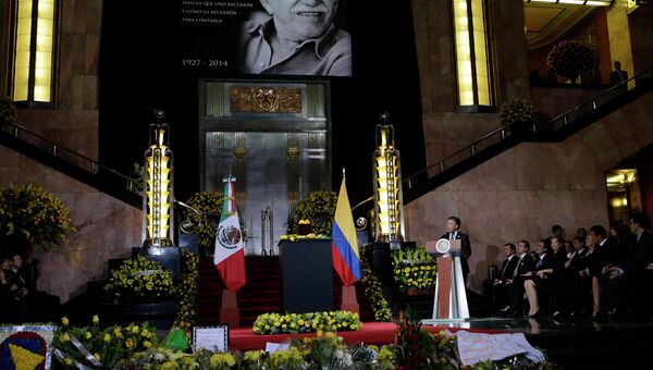 Президент Колумбии Хуан Мануэль Сантос на прощании с прахом Габриэля Гарсиа Маркеса