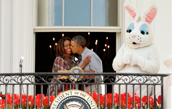 Барак Обама с супругой Мишель на праздничном мероприятии в рамках ежегодной пасхальной акции Easter Egg Roll