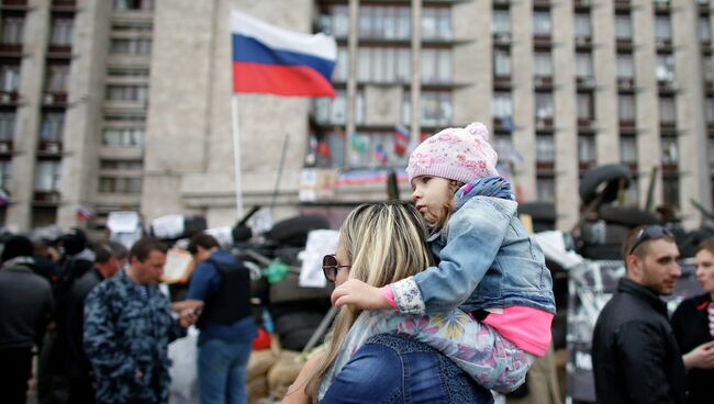 Возле здания обладминистрации в Донецке