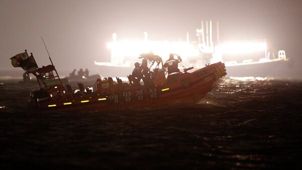 Спасательная операция на месте затопления пассажирского судна Севол в Южной Корее 22 апреля 2014. Архивное фото