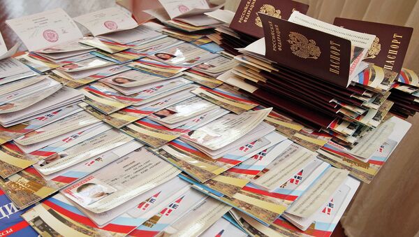 Паспорта Российской Федерации, приготовленные для вручения. Архивное фото