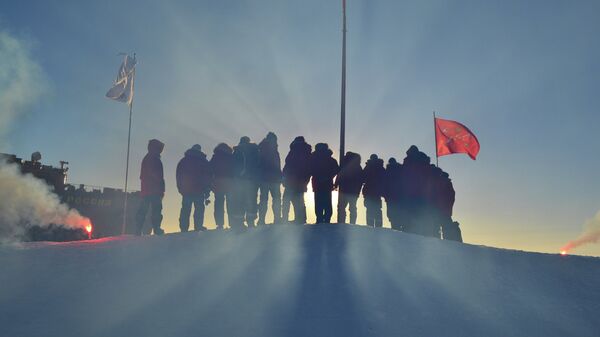 Российские полярники, прибывшие в Арктику для развертывания новой дрейфующей станции