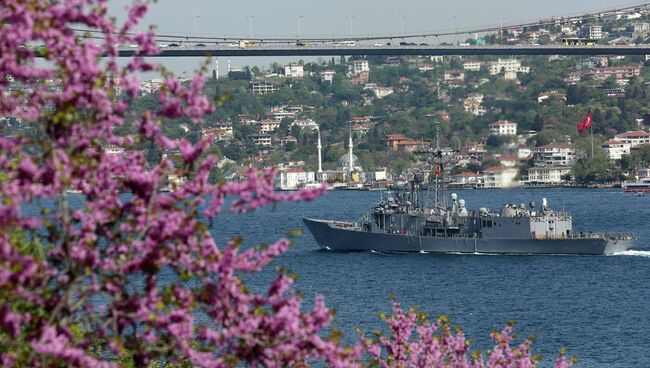 Ракетный фрегат ВМС США Taylor на пути в Черное море