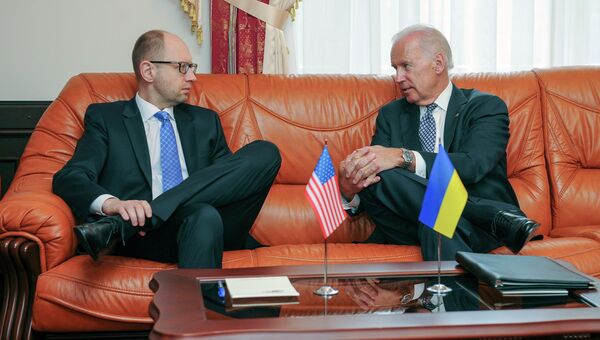 Джозеф Байден и Арсений Яценюк во время встречи в Киеве. 22 апреля 2014