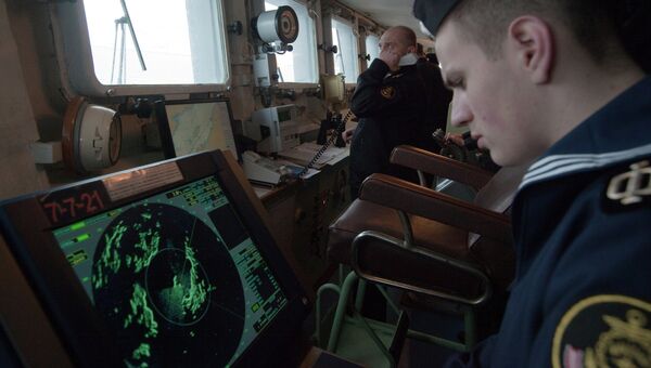Матрос следит за показаниями радара на капитанском мостике судна. Архивное фото