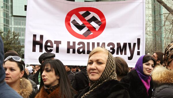 Люди с плакатом Нет нацизму!, архивное фото