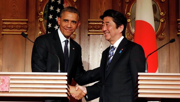 Президент США Барак Обама и премьер-министр Японии Синдзо Абэ на совместной пресс-конференции в Токио. 24 апреля 2014