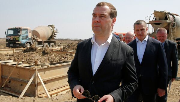 Председатель правительства РФ Дмитрий Медведев во время осмотра площадки, где начинается строительствое домов для жителей села Ленинское в Еврейской автономной области