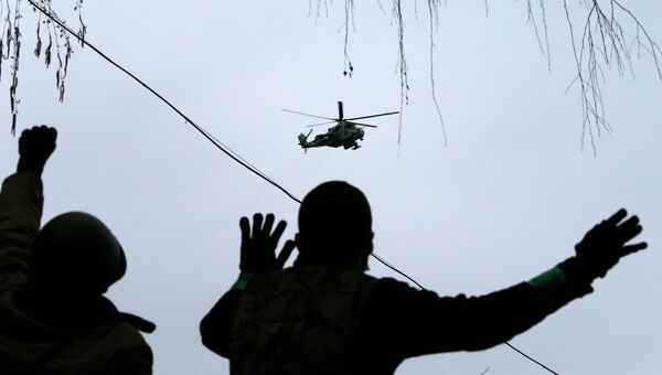 Украинский вертолет в небе над Славянском. Архивное фото