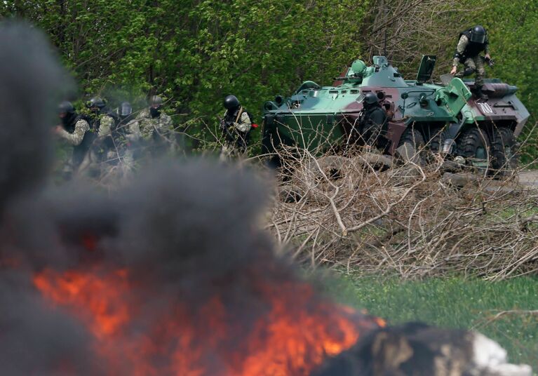 Украинские военные у блокпоста на подъезде к Славянску