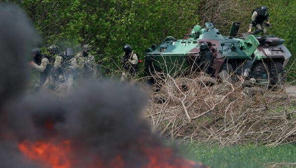 Украинские военные у блокпоста на подъезде к Славянску, 24 апреля 2014