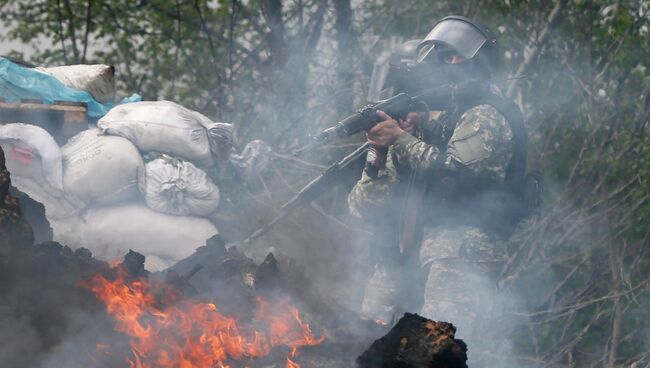 Украинские военные у блокпоста на подъезде к Славянску