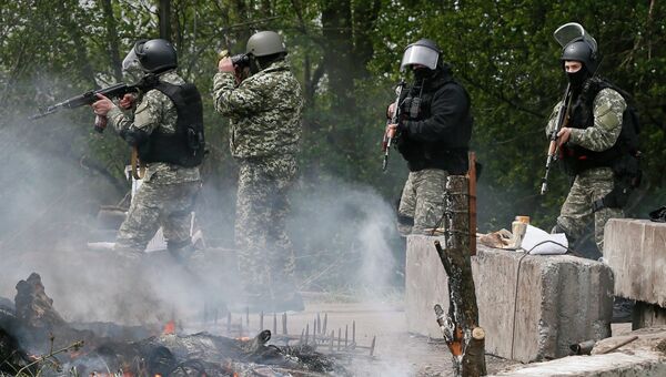 Украинские военные у блокпоста на подъезде к Славянску. Архивное фото
