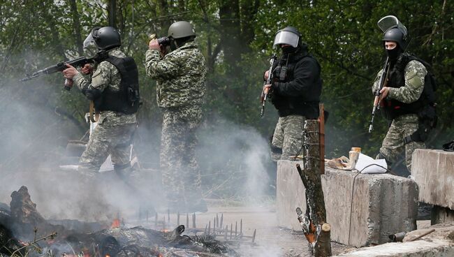 Украинские военные у блокпоста на подъезде к Славянску