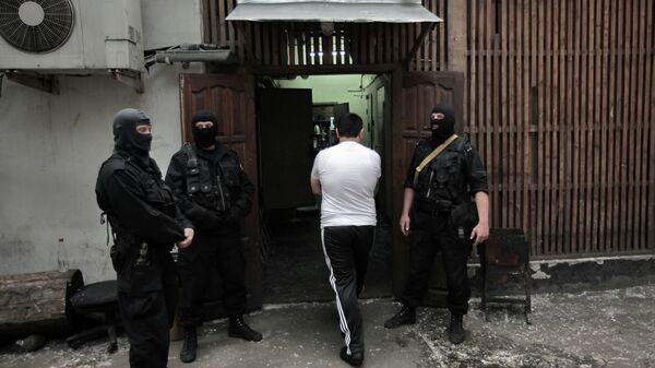 Сотрудники Федеральной Службы РФ по контролю за оборотом наркотиков (ФСКН) во время рейда