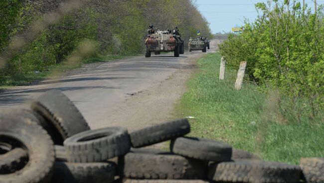 Украинские БТР в районе Славянска. Архивное фото