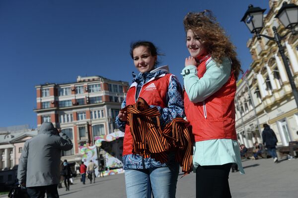 Волонтеры раздают ленточки на улице Москвы в рамках стартовавшей акции Георгиевская ленточка в честь Великой Победы в Великой Отечественной войне
