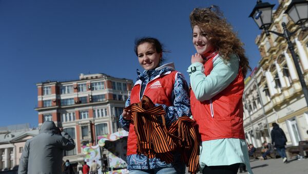 Волонтеры раздают ленточки на улице Москвы в рамках стартовавшей акции Георгиевская ленточка в честь Великой Победы в Великой Отечественной войне