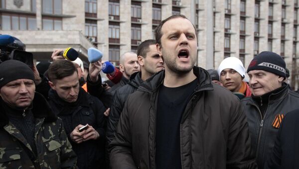 Активист Павел Губарев перед зданием областного административного здания в Донецке. 5 марта 2014