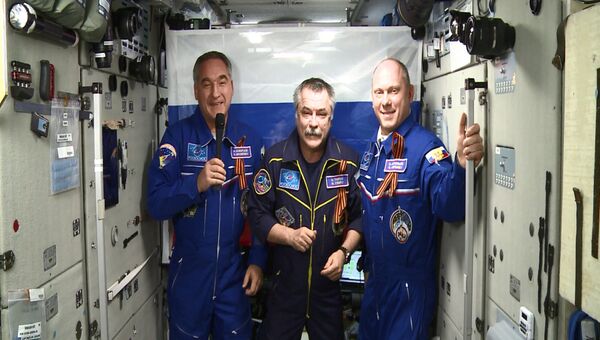 Космонавты Международной космической станции (МКС) приняли участие в акции Георгиевская ленточка