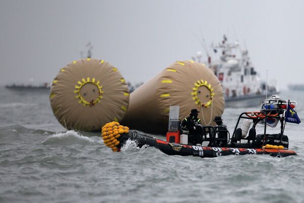 Спасательная операция на месте затопления пассажирского судна Севол в Южной Корее