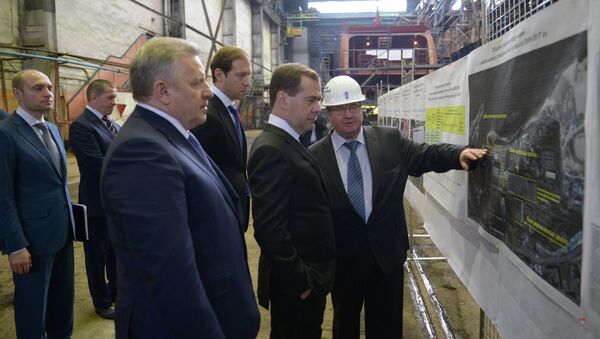 Председатель правительства РФ Дмитрий Медведев во время посещения Хабаровского судостроительного завода. Архивное фото