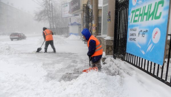 Дворники чистят снег на одной из улиц Челябинска. Архивное фото