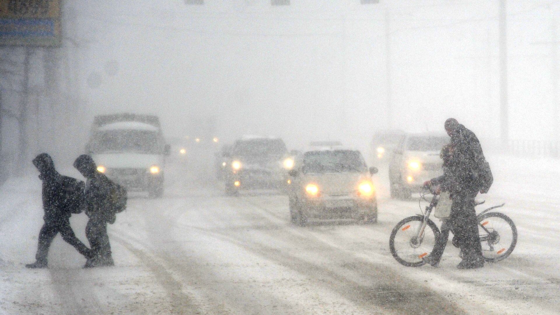 Пешеходы переходят дорогу во время сильного снегопада в Челябинске  - РИА Новости, 1920, 03.12.2023