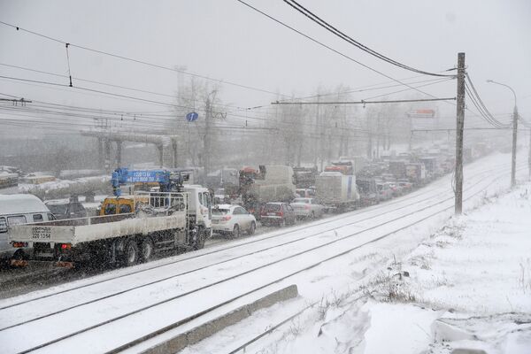 Автомобильная пробка во время сильного снегопада в Челябинске