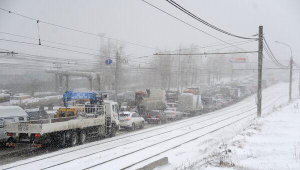 Автомобильная пробка во время сильного снегопада в Челябинске