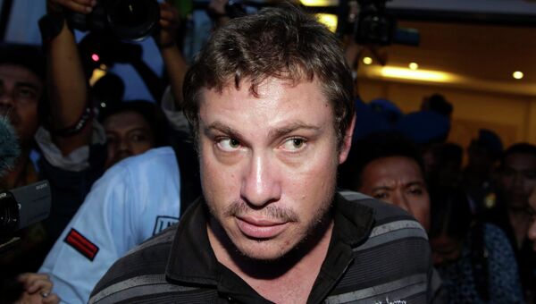 Пассажир Мэтт Кристофер во время ареста в аэропорту Бали за попытку угона самолета авиакомпании Virgin Australia