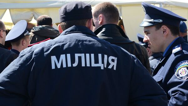 Сотрудники милиции у окруженного баррикадами здания областной государственной администрации города Донецка. Архивное фото