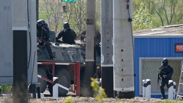 Украинские военнослужащие на БТРе в окрестностях Славянска