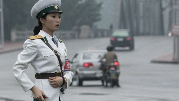Сотрудница правоохранительных органов в центре Пхеньяна, Северная Корея, архивное фото
