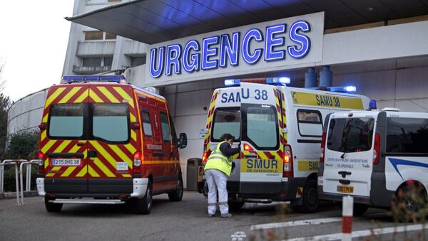 Машины скорой помощи возле больницы, где проходит лечение Михаэля Шумахера. Гренобль, Франция