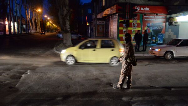 Вооруженный мужчина у здания Службы безопасности Украины в Славянске