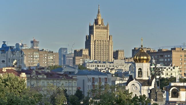 Вид с Патриаршего моста на здание МИД РФ в Москве. Архивное фото
