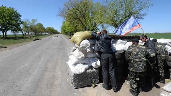Сторонники федерализации дежурят на блокпосту в окрестностях Славянска. Архивное фото